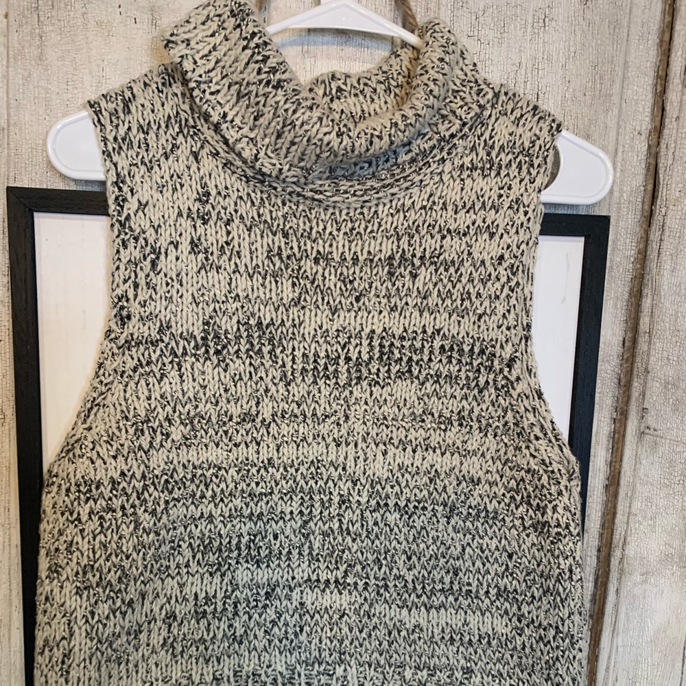 Sleeveless sweater cowl neck szL cream w/ green/olive thread Kendall and Kylie